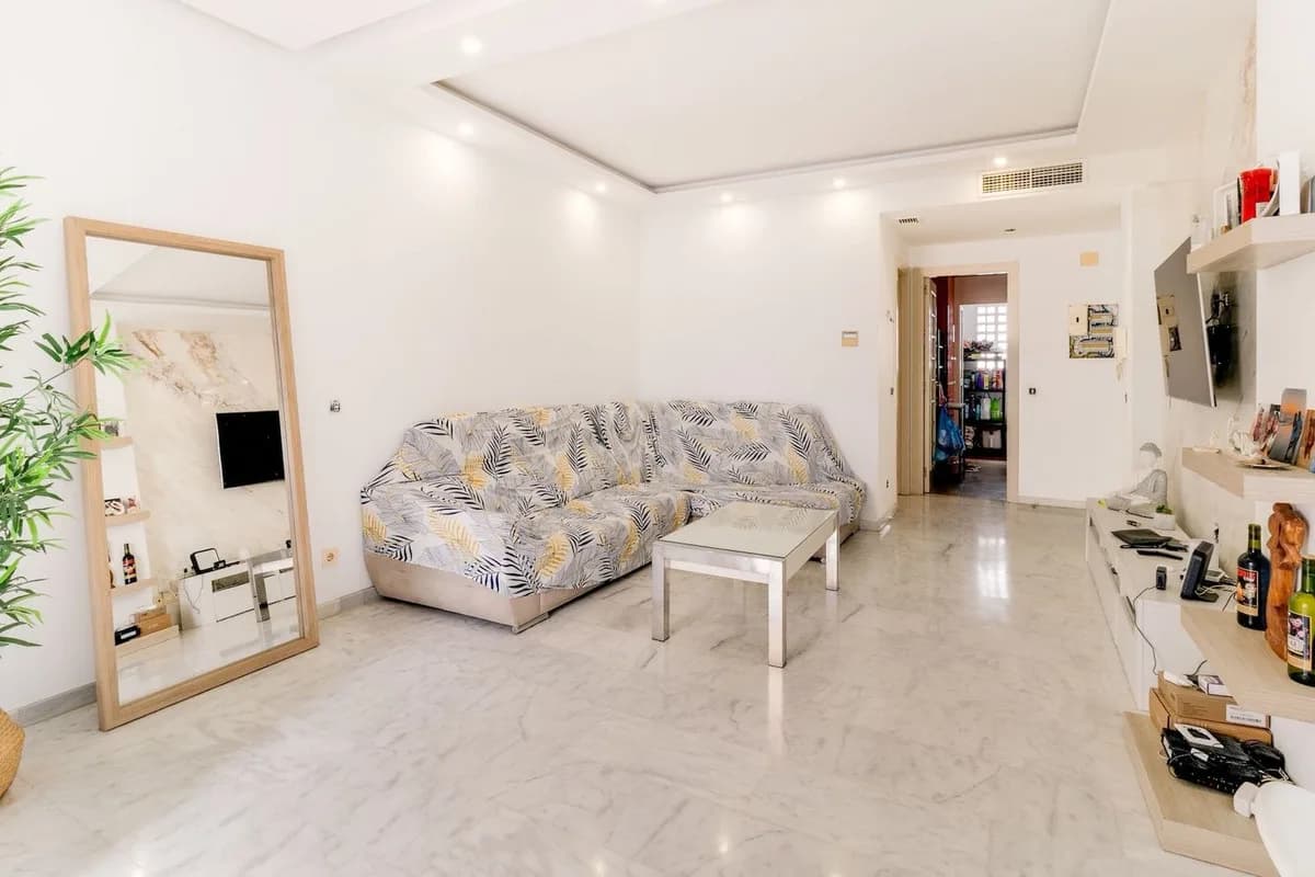 3 Bedroom Middle Floor Apartment for Sale in Estepona, Málaga - Image 2