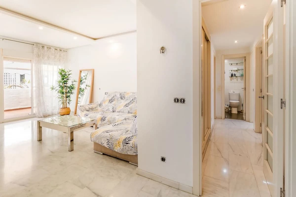 3 Bedroom Middle Floor Apartment for Sale in Estepona, Málaga - Image 4