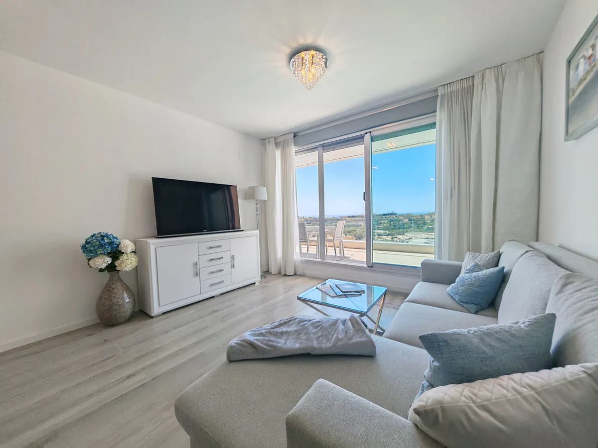 3 Bedroom Middle Floor Apartment for Sale in Cancelada, Málaga - Image 2