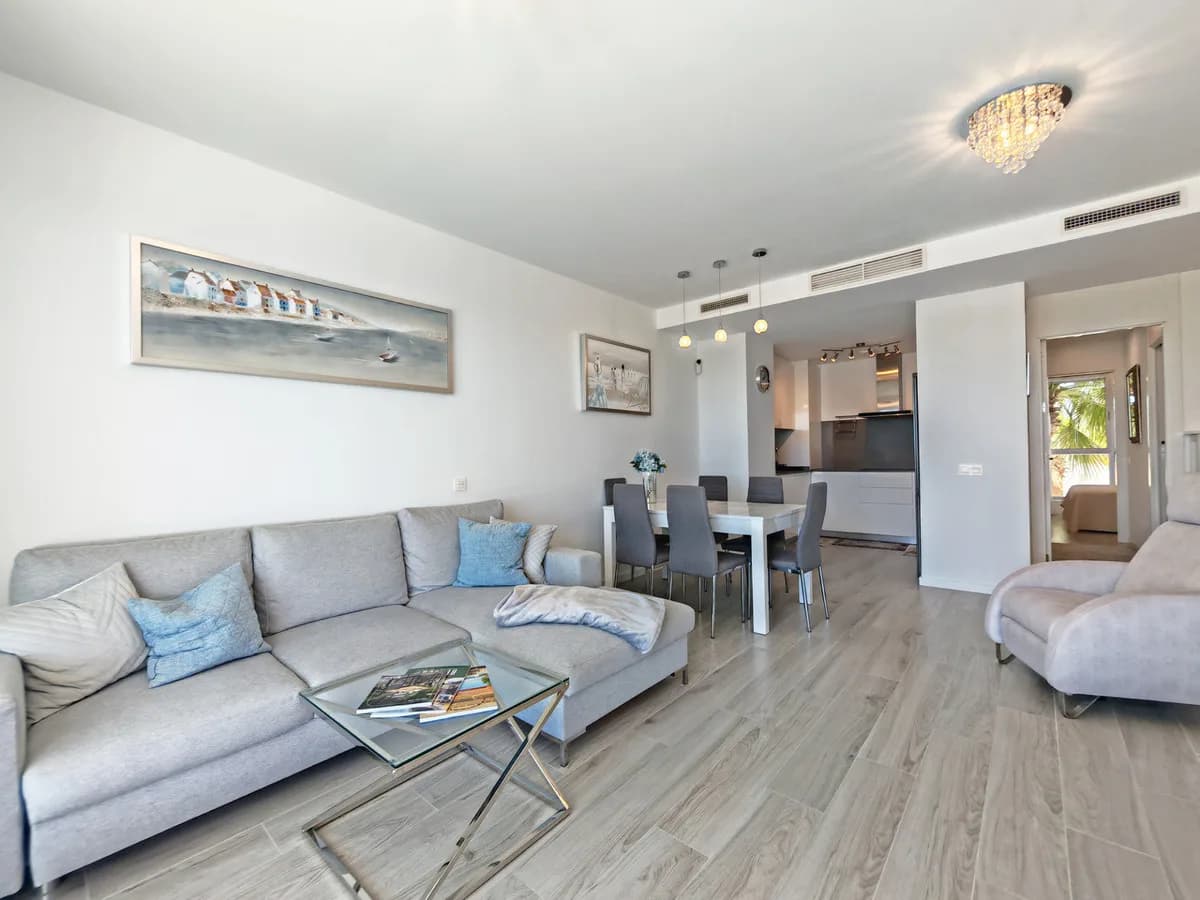 3 Bedroom Middle Floor Apartment for Sale in Cancelada, Málaga - Image 3