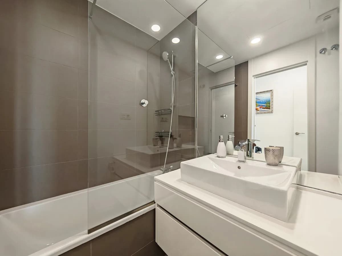 3 Bedroom Middle Floor Apartment for Sale in Cancelada, Málaga - Image 8