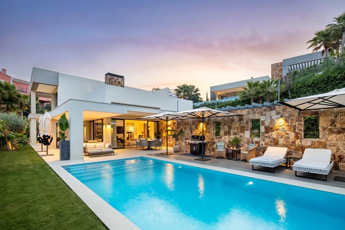 5 Bedroom Detached Villa for Sale in Nueva Andalucía, Málaga