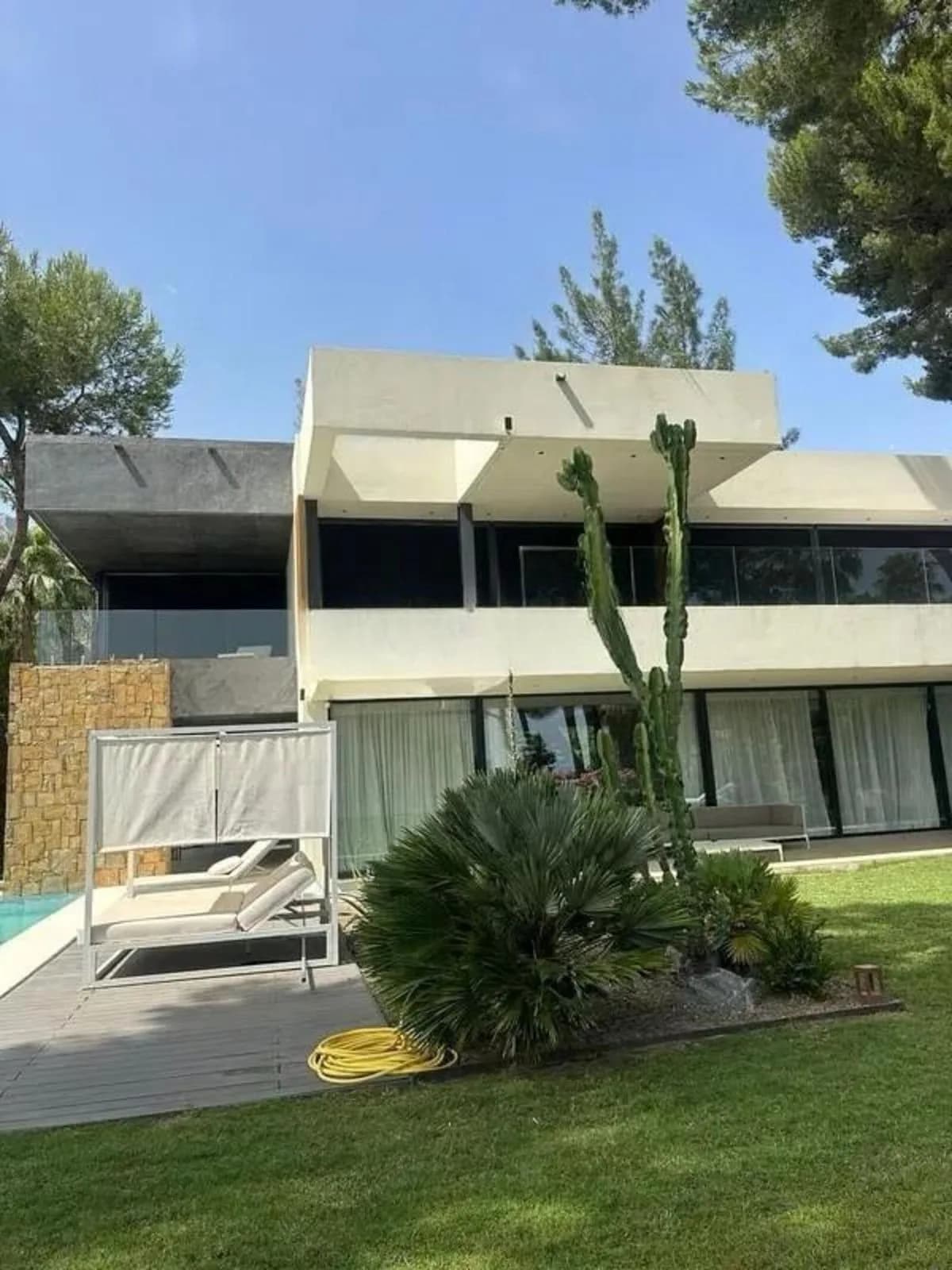 5 Bedroom Detached Villa for Sale in Marbella, Málaga - Image 2