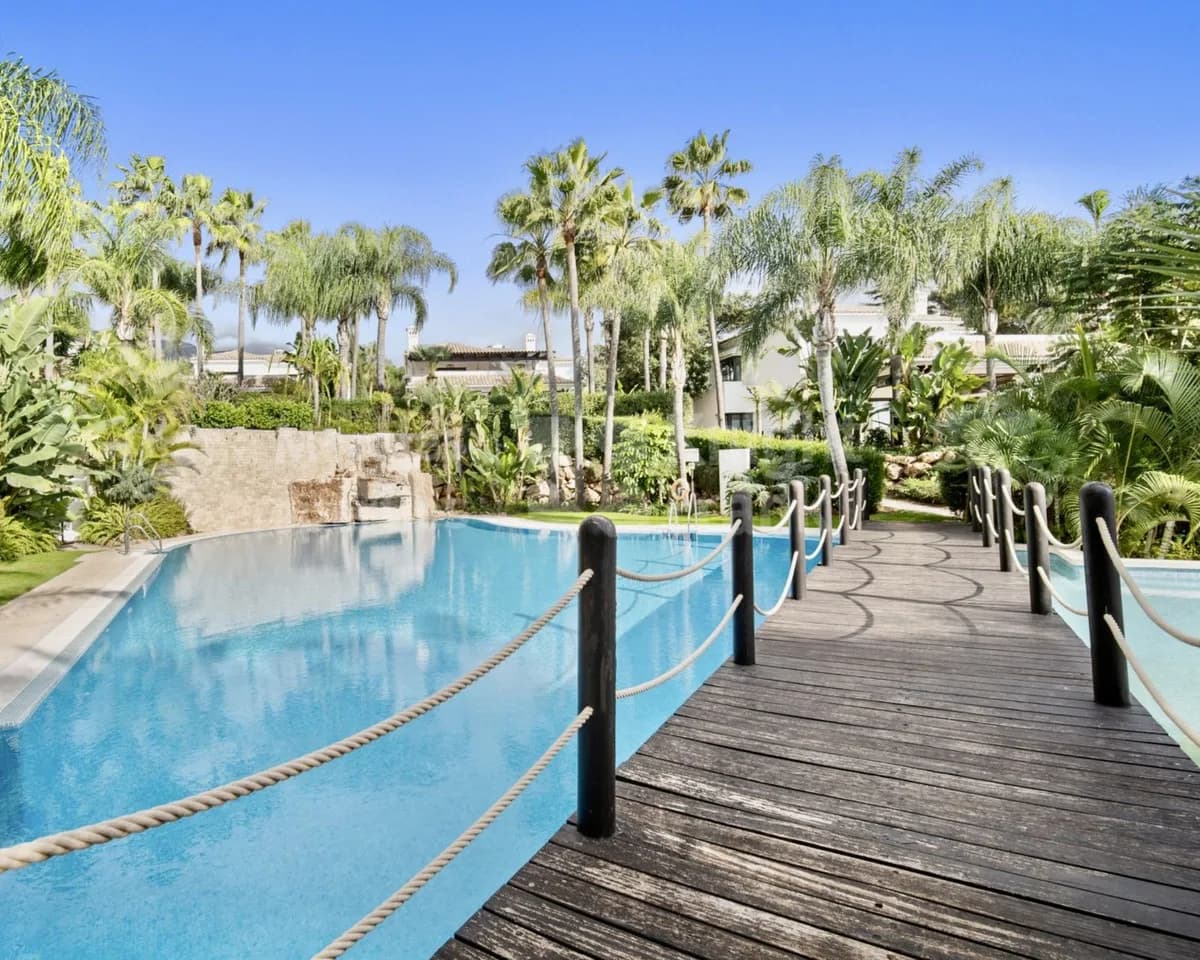 5 Bedroom Detached Villa for Sale in The Golden Mile, Málaga