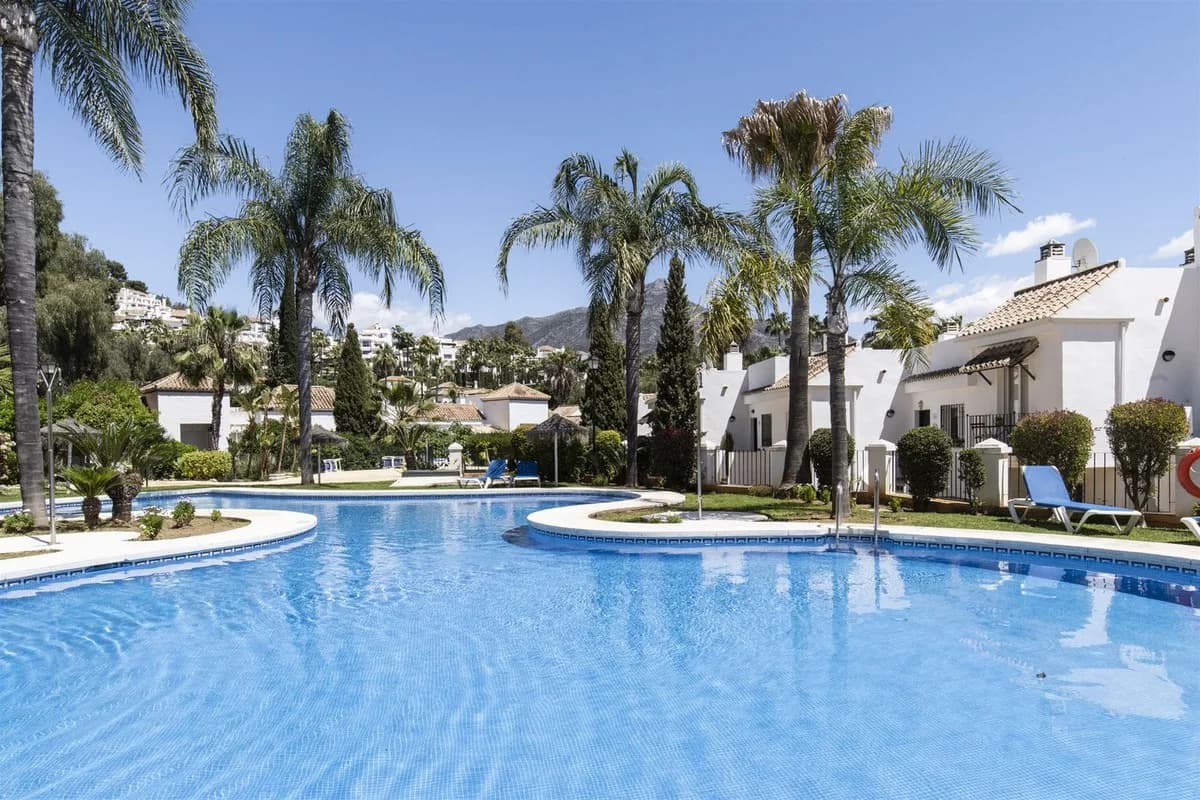 2 Bedroom Top Floor Apartment for Sale in Nueva Andalucía, Málaga