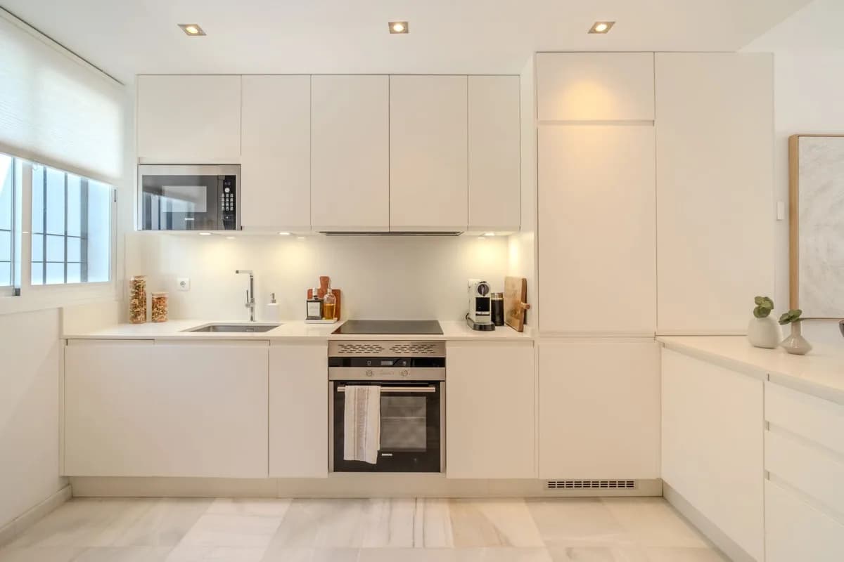 2 Bedroom Top Floor Apartment for Sale in Nueva Andalucía, Málaga - Image 2