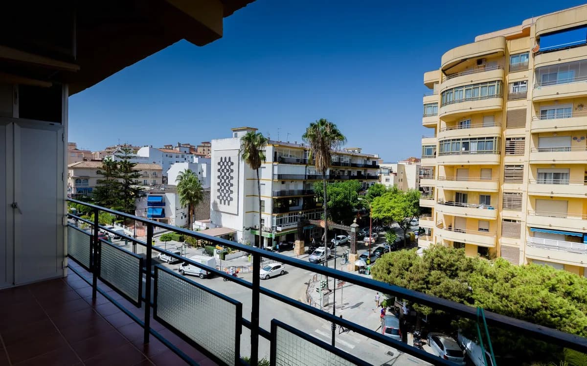 3 Bedroom Middle Floor Apartment for Sale in Fuengirola, Málaga - Image 2
