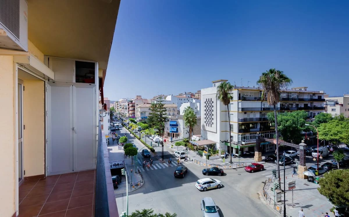 3 Bedroom Middle Floor Apartment for Sale in Fuengirola, Málaga - Image 3