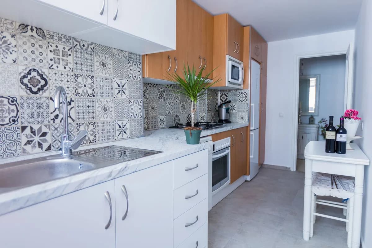 3 Bedroom Middle Floor Apartment for Sale in Fuengirola, Málaga - Image 4