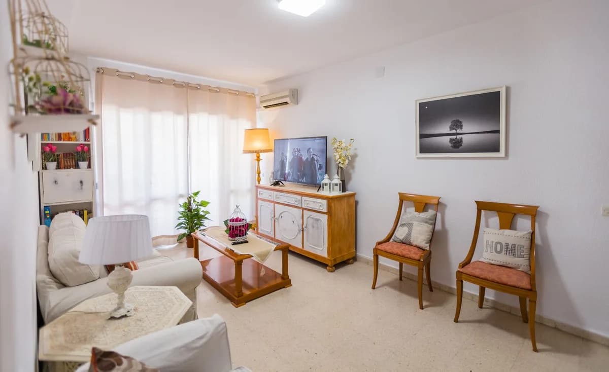 3 Bedroom Middle Floor Apartment for Sale in Fuengirola, Málaga - Image 9