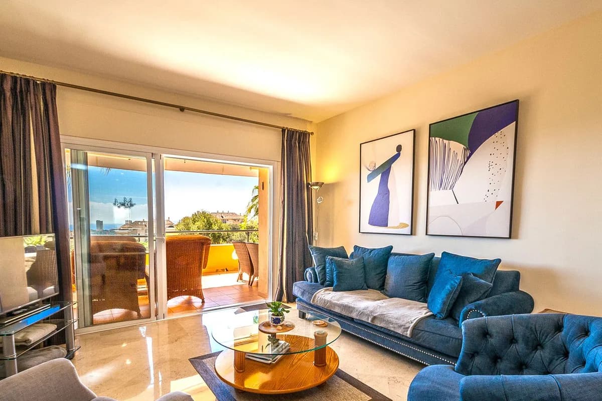 3 Bedroom Middle Floor Apartment for Sale in Elviria, Málaga - Image 2