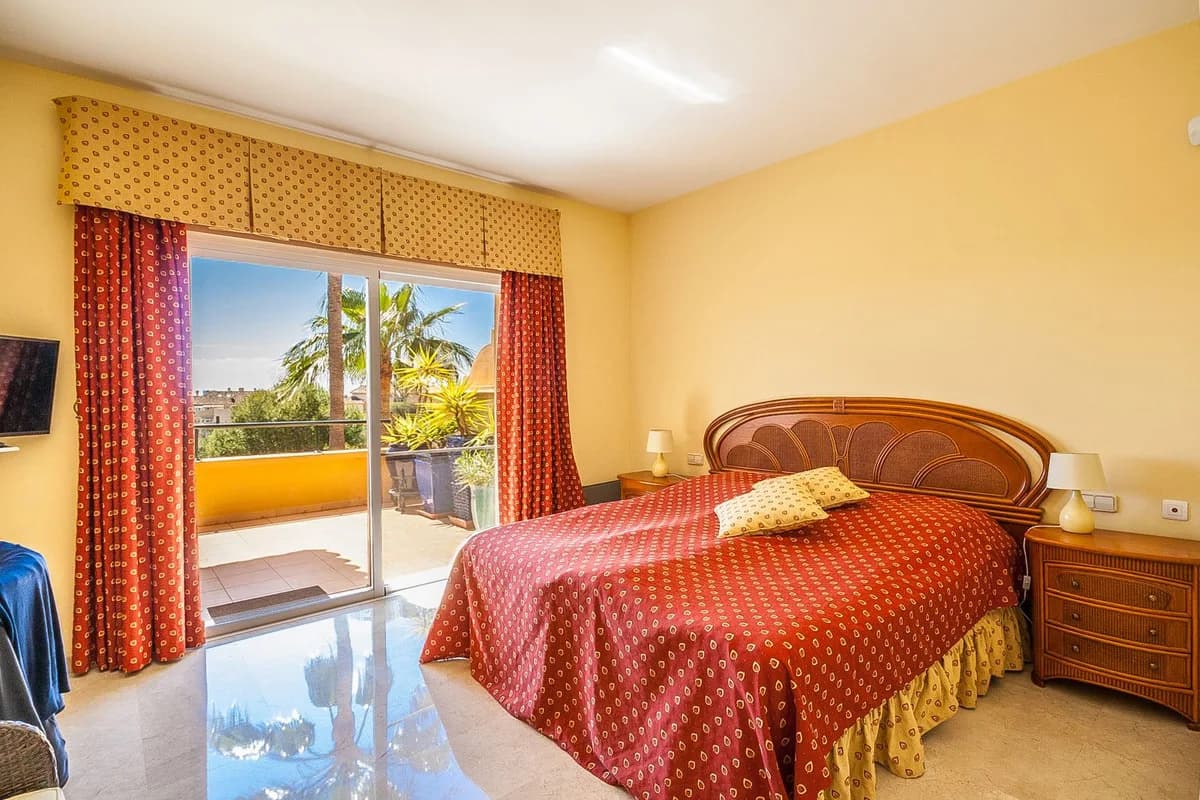 3 Bedroom Middle Floor Apartment for Sale in Elviria, Málaga - Image 3