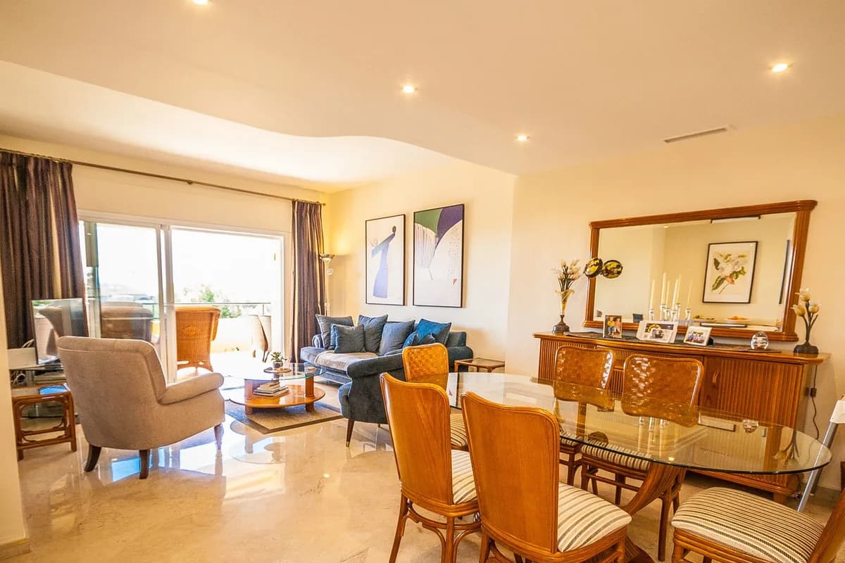 3 Bedroom Middle Floor Apartment for Sale in Elviria, Málaga - Image 4