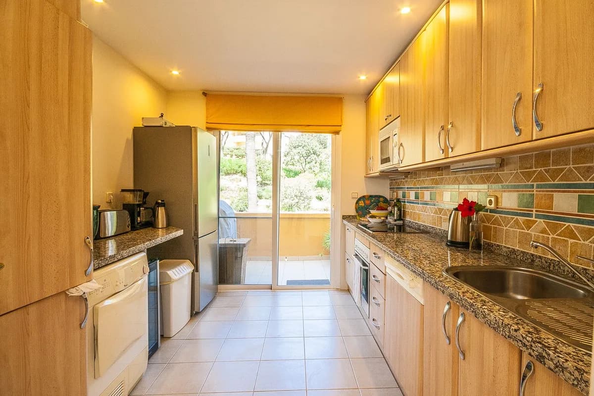 3 Bedroom Middle Floor Apartment for Sale in Elviria, Málaga - Image 5