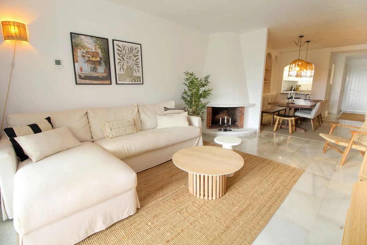 2 Bedroom Ground Floor Apartment for Sale in Calahonda, Málaga - Image 2