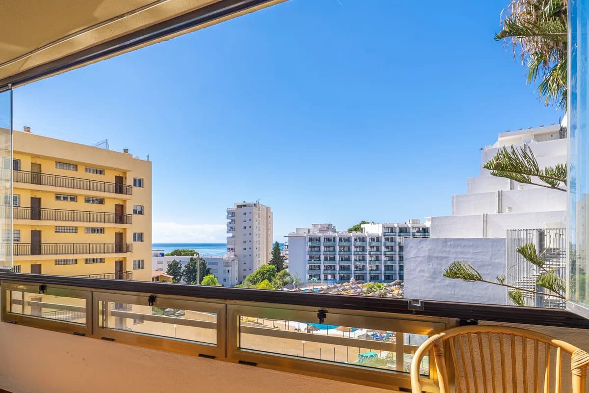 3 Bedroom Middle Floor Apartment for Sale in Benalmadena, Málaga - Image 3
