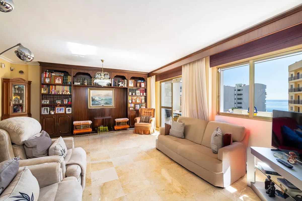 3 Bedroom Middle Floor Apartment for Sale in Benalmadena, Málaga - Image 4
