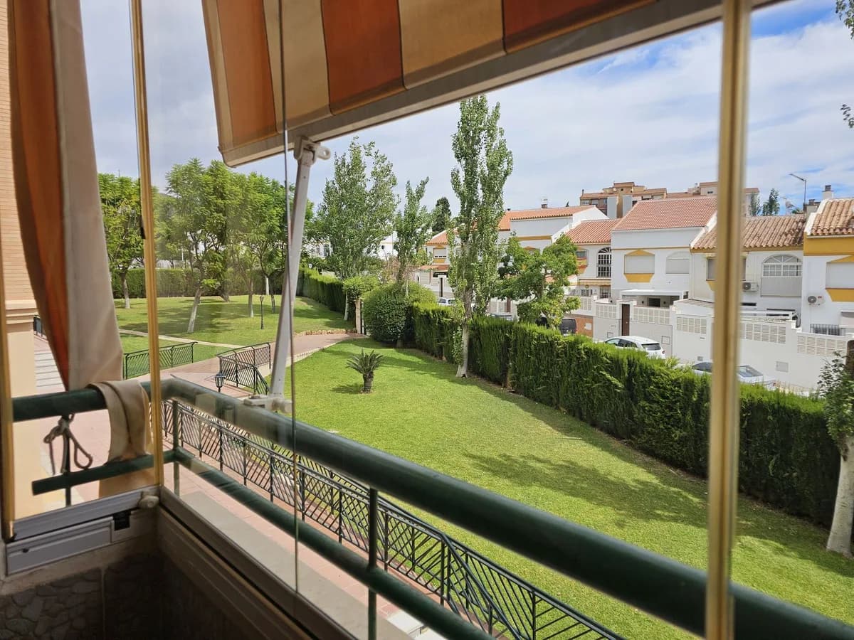 3 Bedroom Middle Floor Apartment for Sale in Torremolinos, Málaga - Image 2