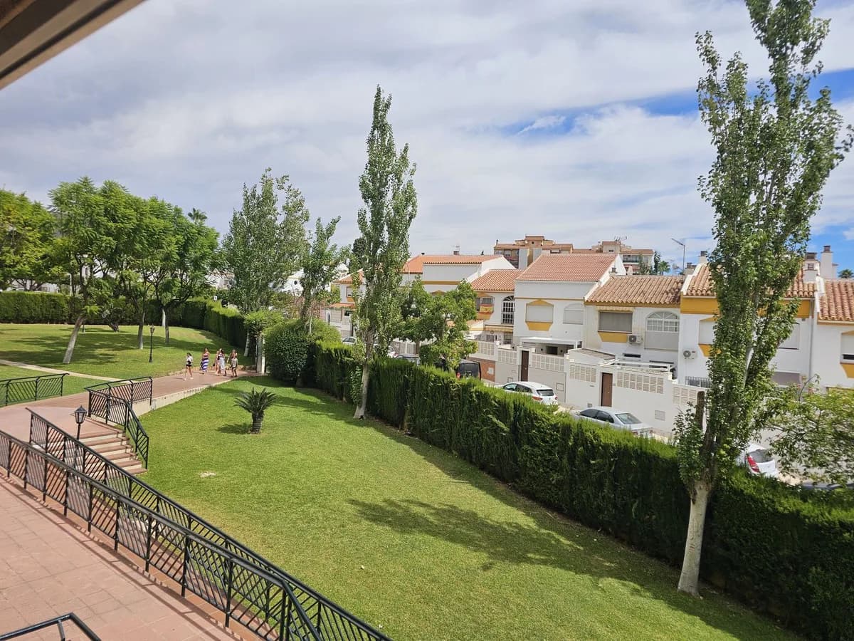 3 Bedroom Middle Floor Apartment for Sale in Torremolinos, Málaga - Image 3