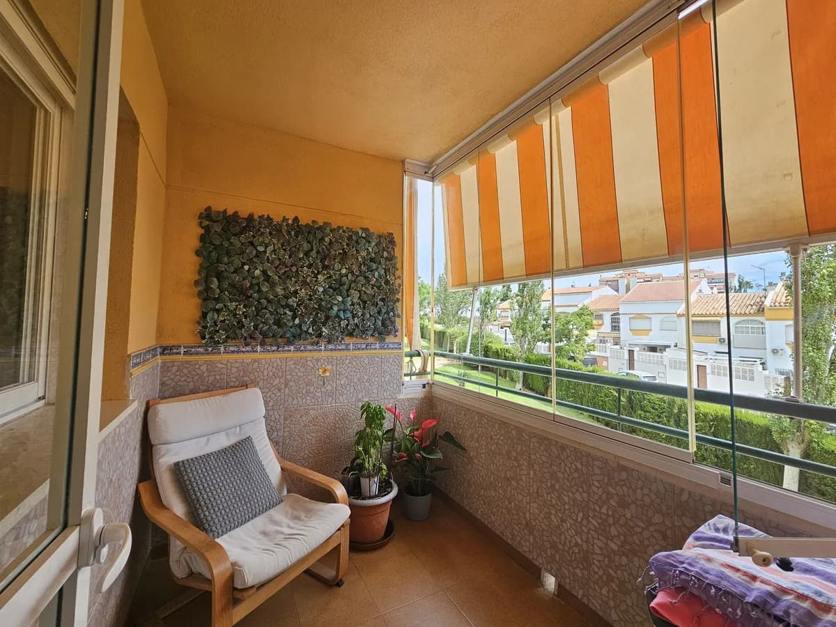 3 Bedroom Middle Floor Apartment for Sale in Torremolinos, Málaga - Image 4