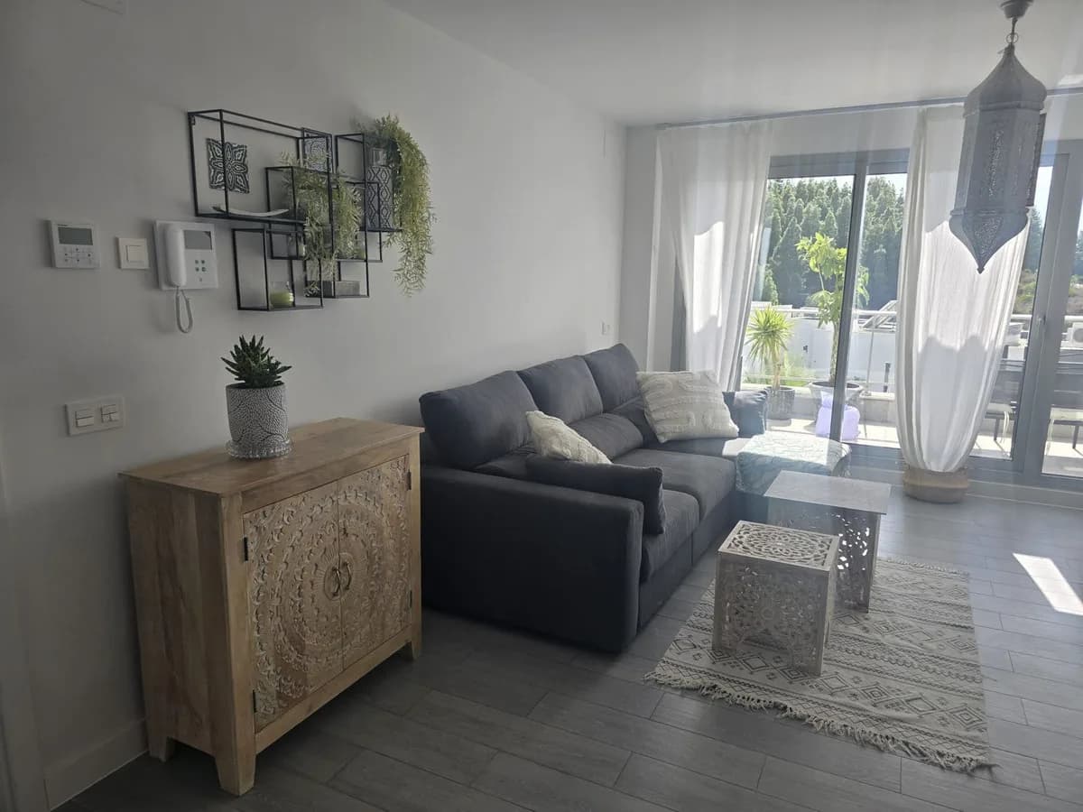 2 Bedroom Middle Floor Apartment for Sale in El Faro, Málaga - Image 4