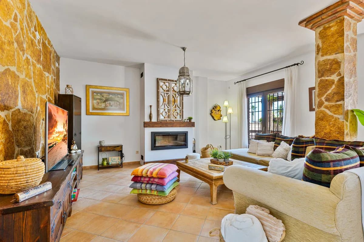 8 Bedroom Detached Villa for Sale in Alhaurín de la Torre, Málaga - Image 8
