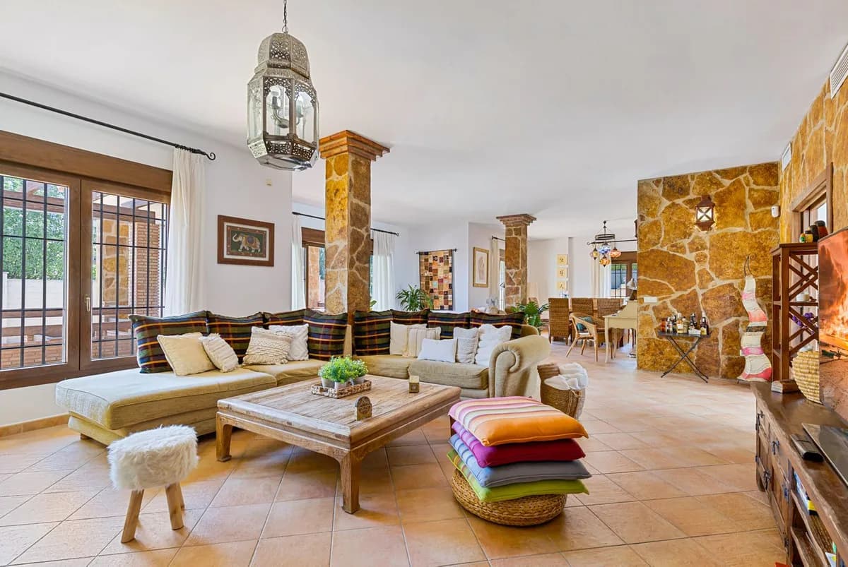 8 Bedroom Detached Villa for Sale in Alhaurín de la Torre, Málaga - Image 9