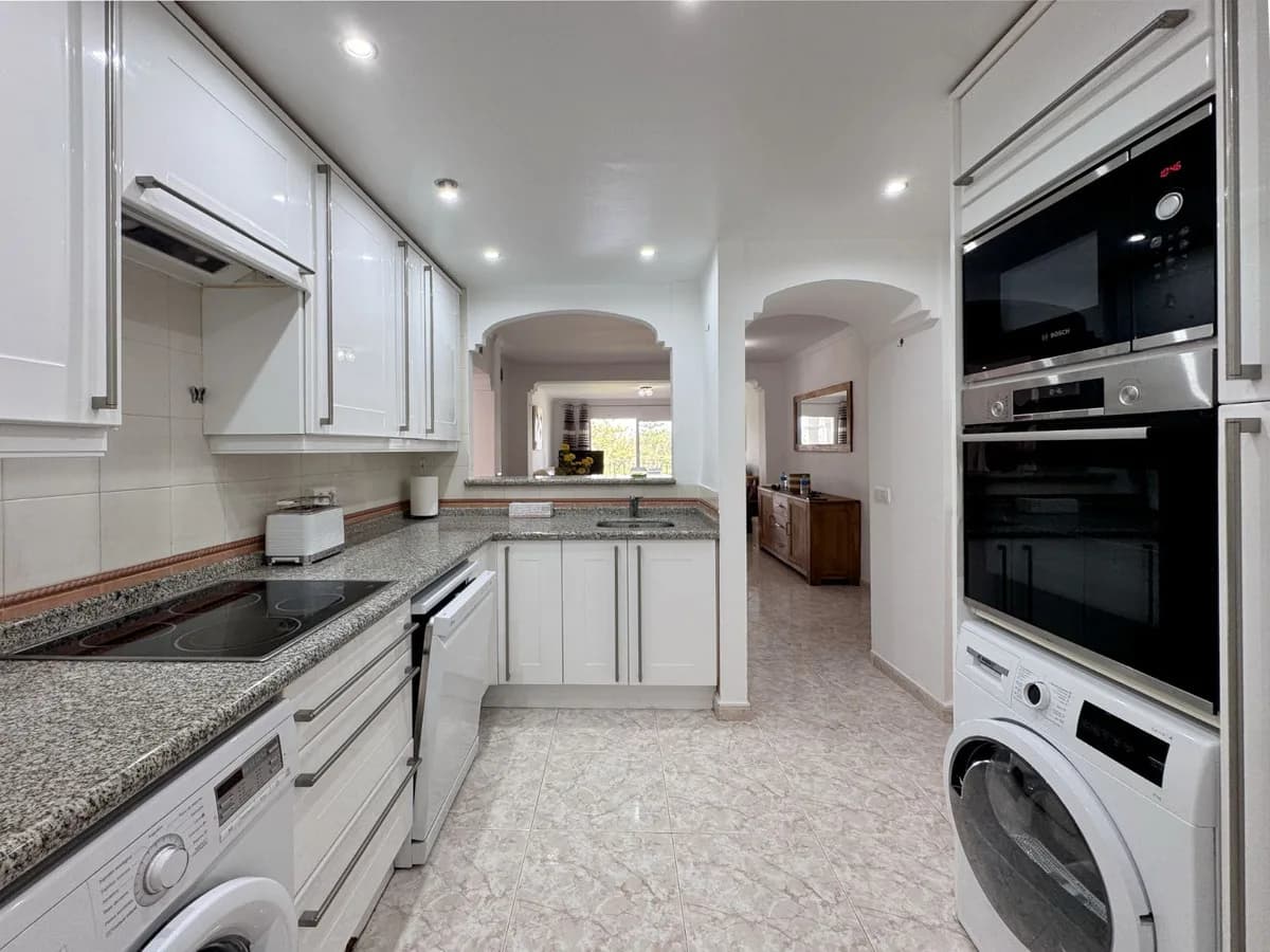 2 Bedroom Middle Floor Apartment for Sale in Mijas Golf, Málaga - Image 8