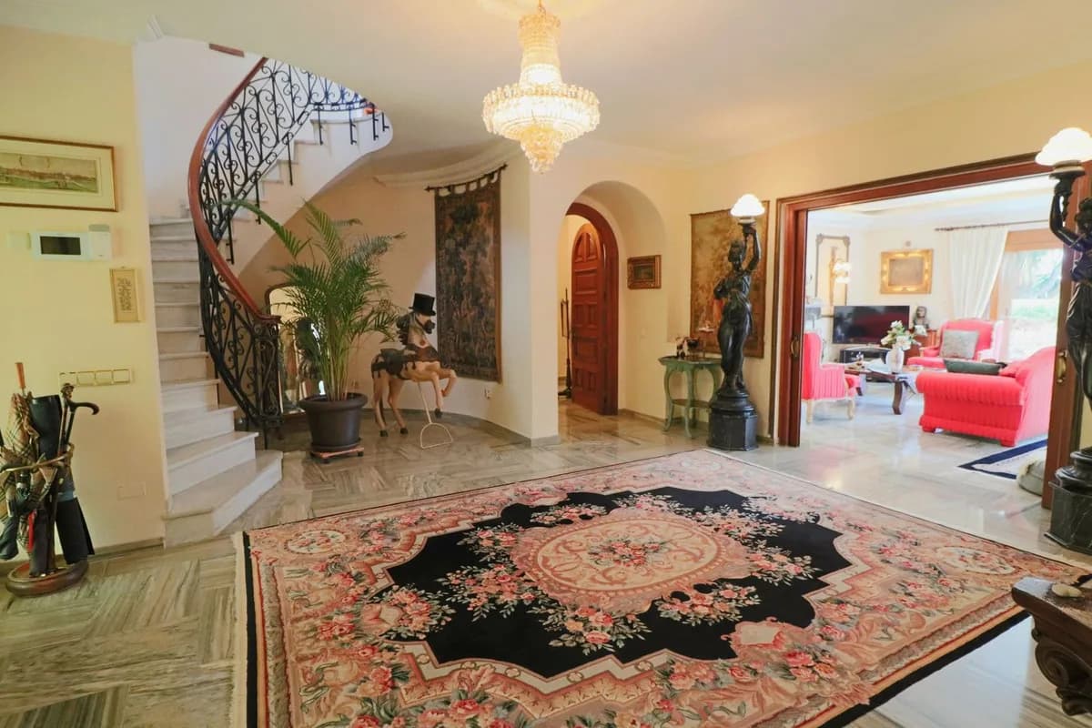 6 Bedroom Detached Villa for Sale in El Paraiso, Málaga - Image 2
