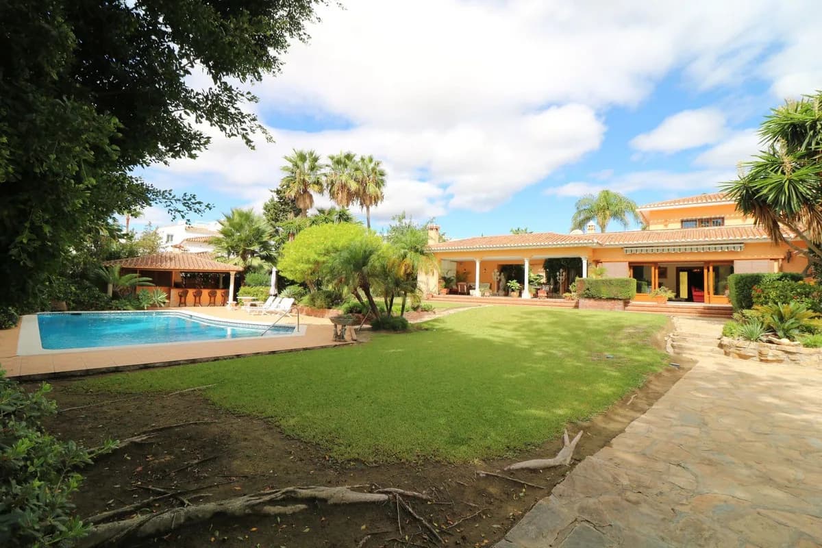 6 Bedroom Detached Villa for Sale in El Paraiso, Málaga - Image 6