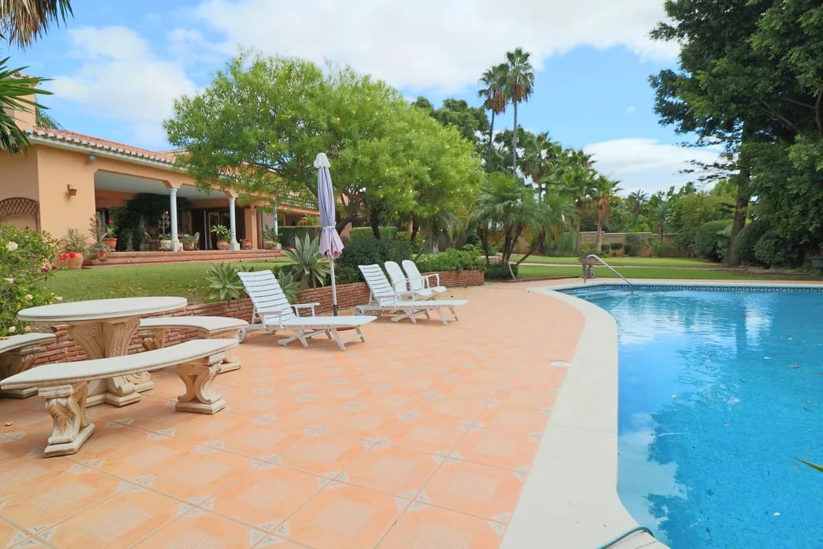 6 Bedroom Detached Villa for Sale in El Paraiso, Málaga - Image 7