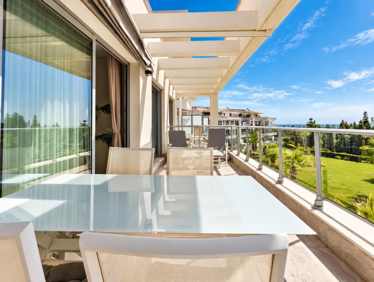 2 Bedroom Middle Floor Apartment for Sale in Las Lagunas, Málaga - Image 2