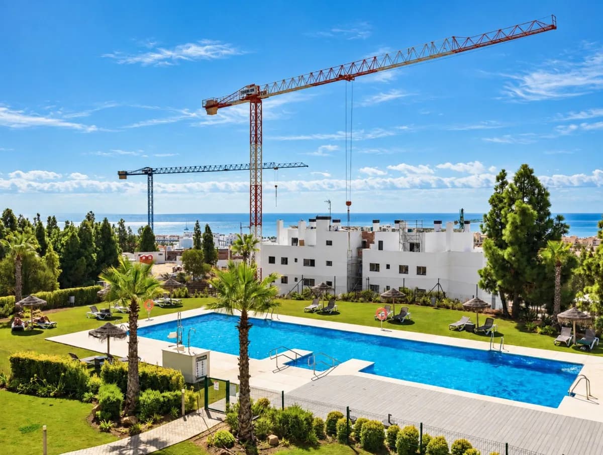 2 Bedroom Middle Floor Apartment for Sale in Las Lagunas, Málaga - Image 4