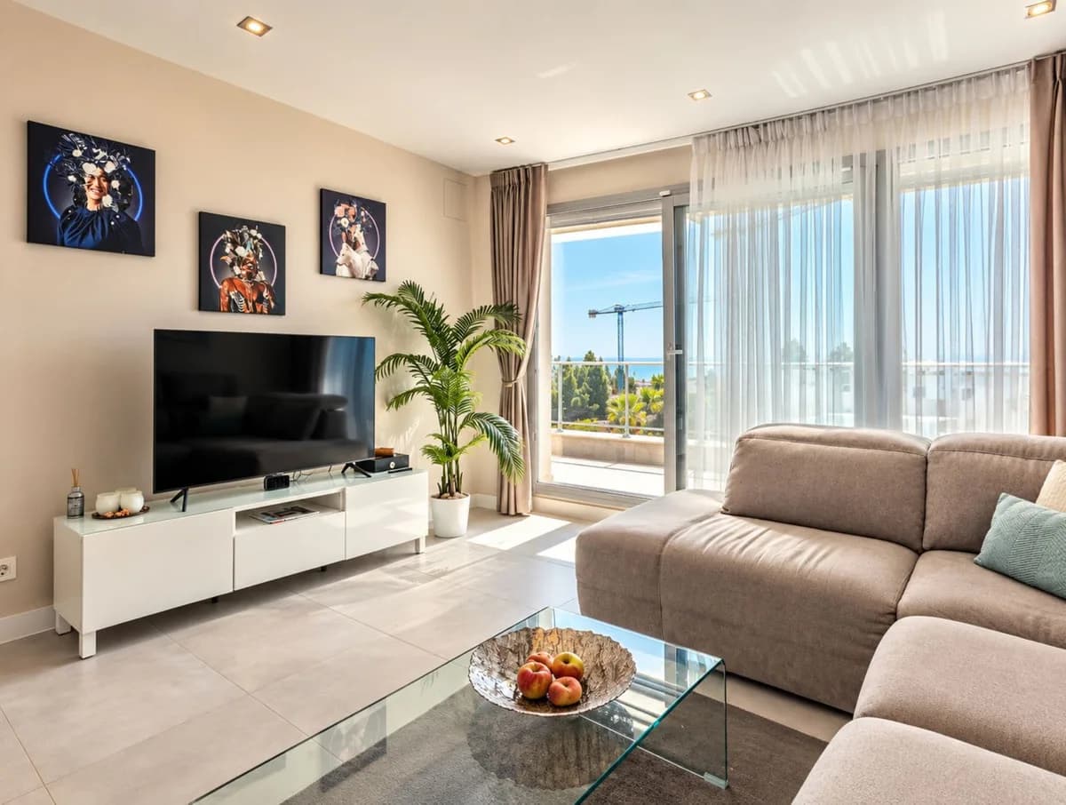 2 Bedroom Middle Floor Apartment for Sale in Las Lagunas, Málaga - Image 6
