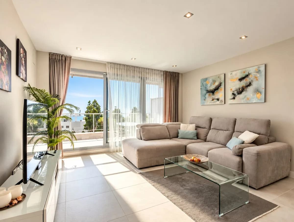 2 Bedroom Middle Floor Apartment for Sale in Las Lagunas, Málaga - Image 7