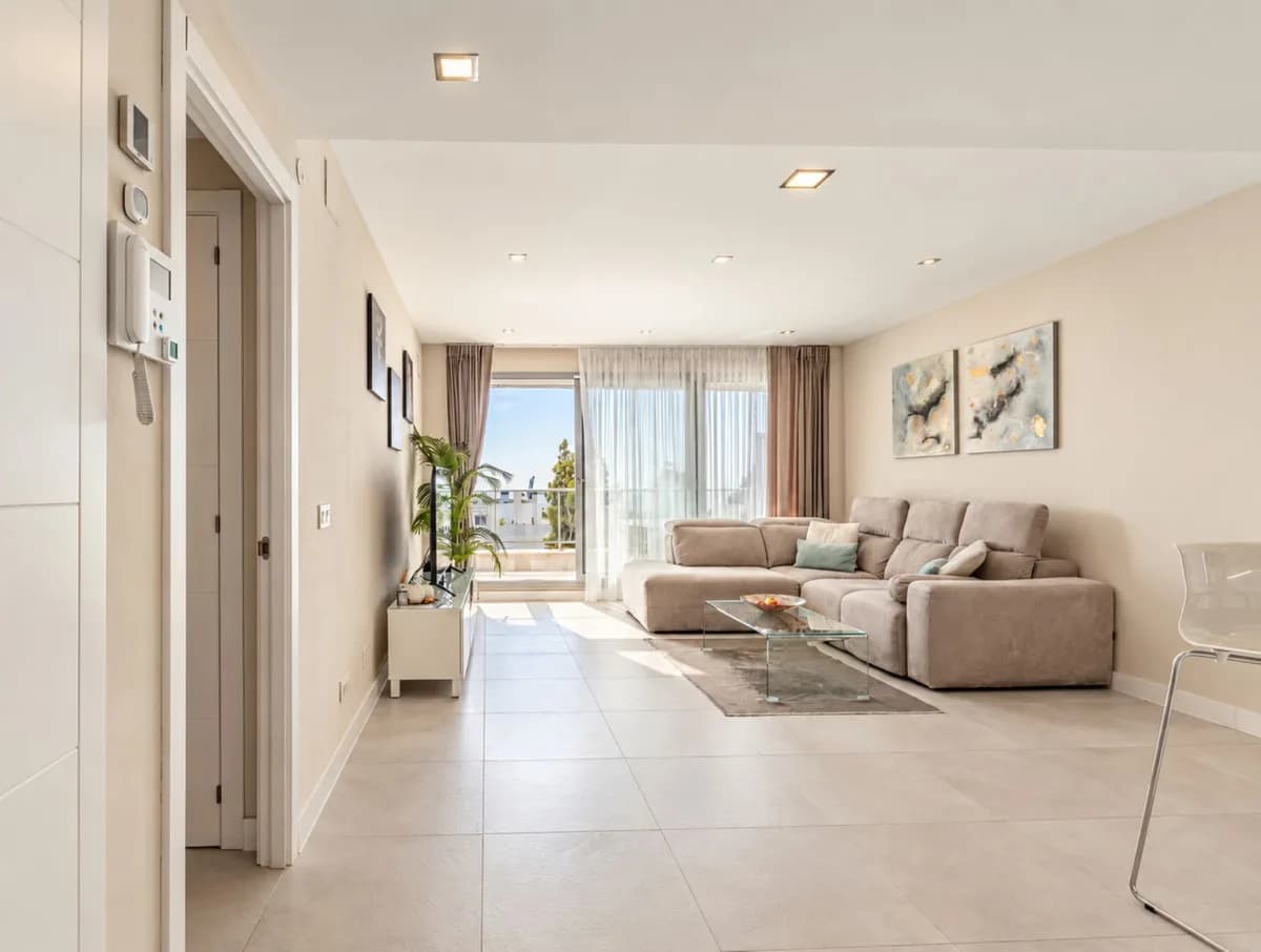 2 Bedroom Middle Floor Apartment for Sale in Las Lagunas, Málaga - Image 8