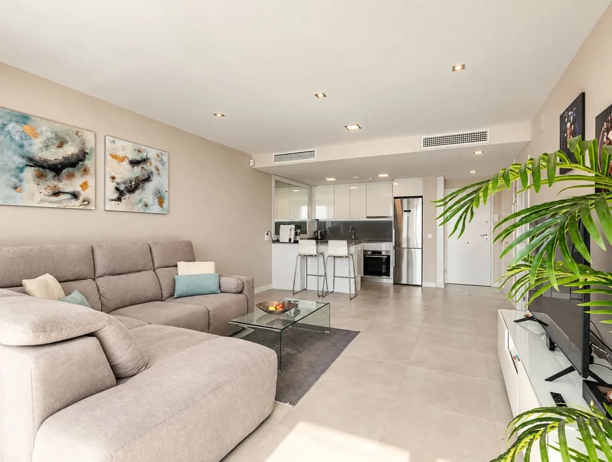 2 Bedroom Middle Floor Apartment for Sale in Las Lagunas, Málaga - Image 9