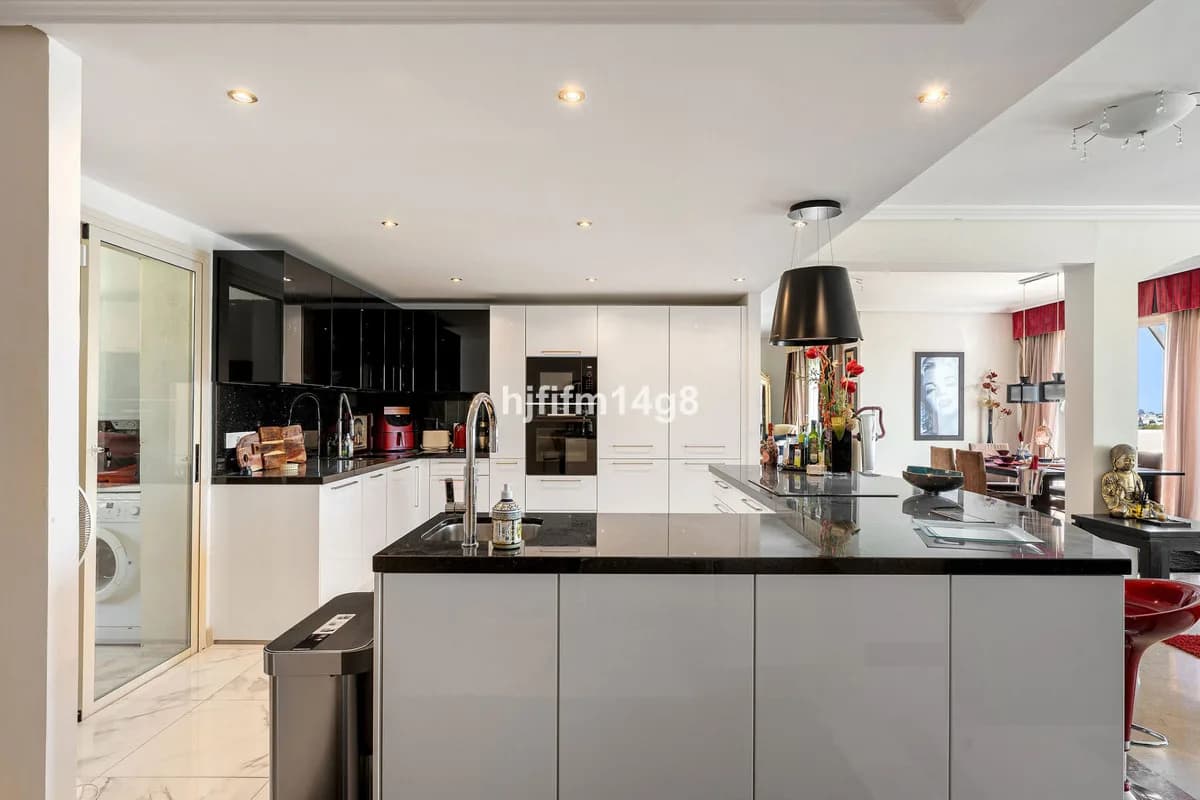 3 Bedroom Penthouse Duplex for Sale in Nueva Andalucía, Málaga - Image 8
