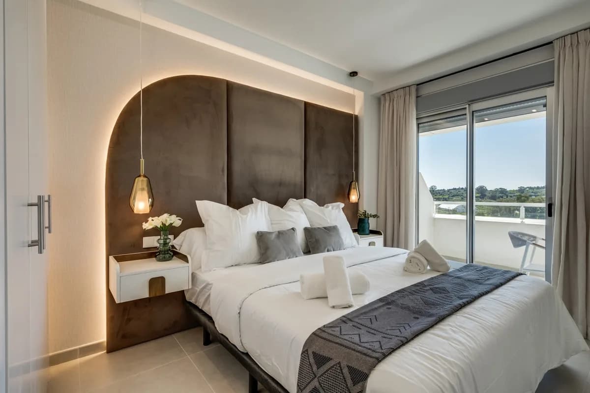 2 Bedroom Middle Floor Apartment for Sale in Estepona, Málaga - Image 4