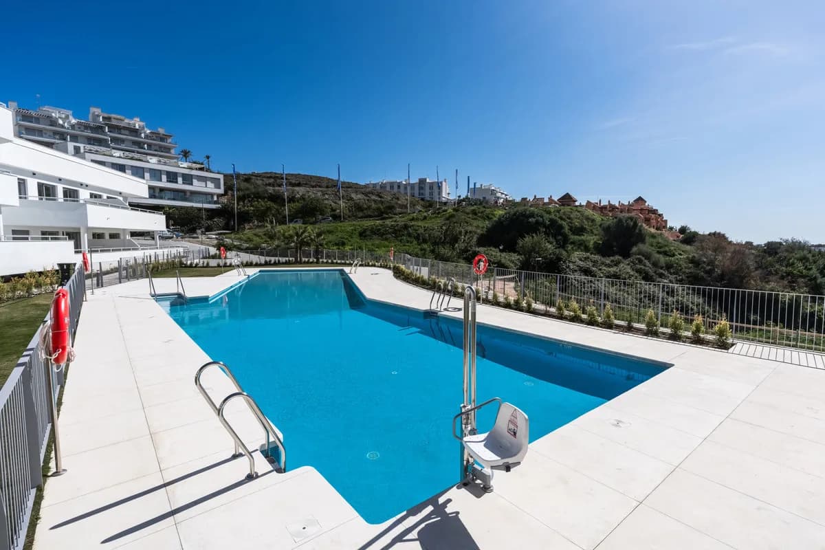 2 Bedroom Middle Floor Apartment for Sale in Estepona, Málaga - Image 6