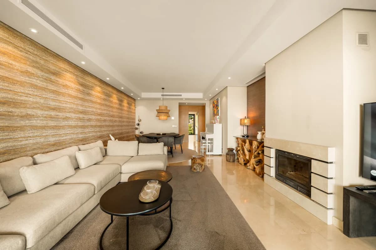 2 Bedroom Middle Floor Apartment for Sale in La Quinta, Málaga - Image 2