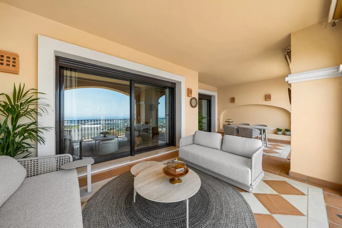 2 Bedroom Middle Floor Apartment for Sale in La Quinta, Málaga - Image 3