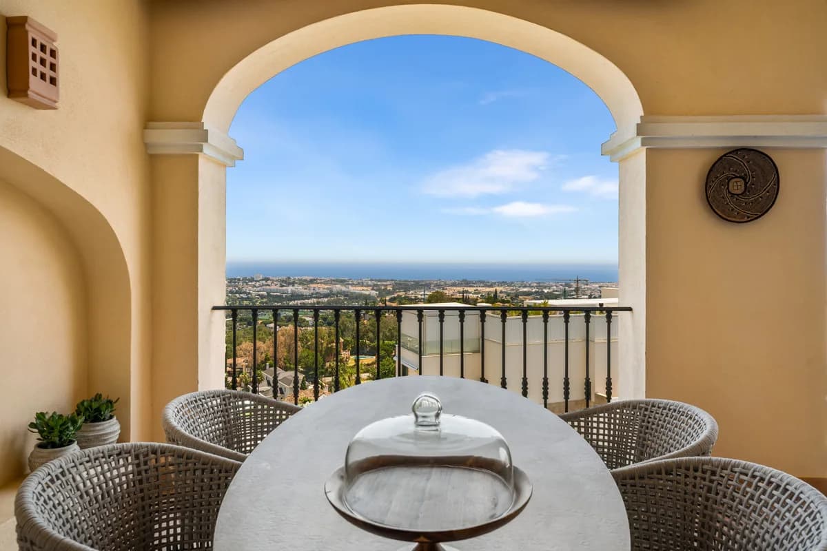 2 Bedroom Middle Floor Apartment for Sale in La Quinta, Málaga - Image 4