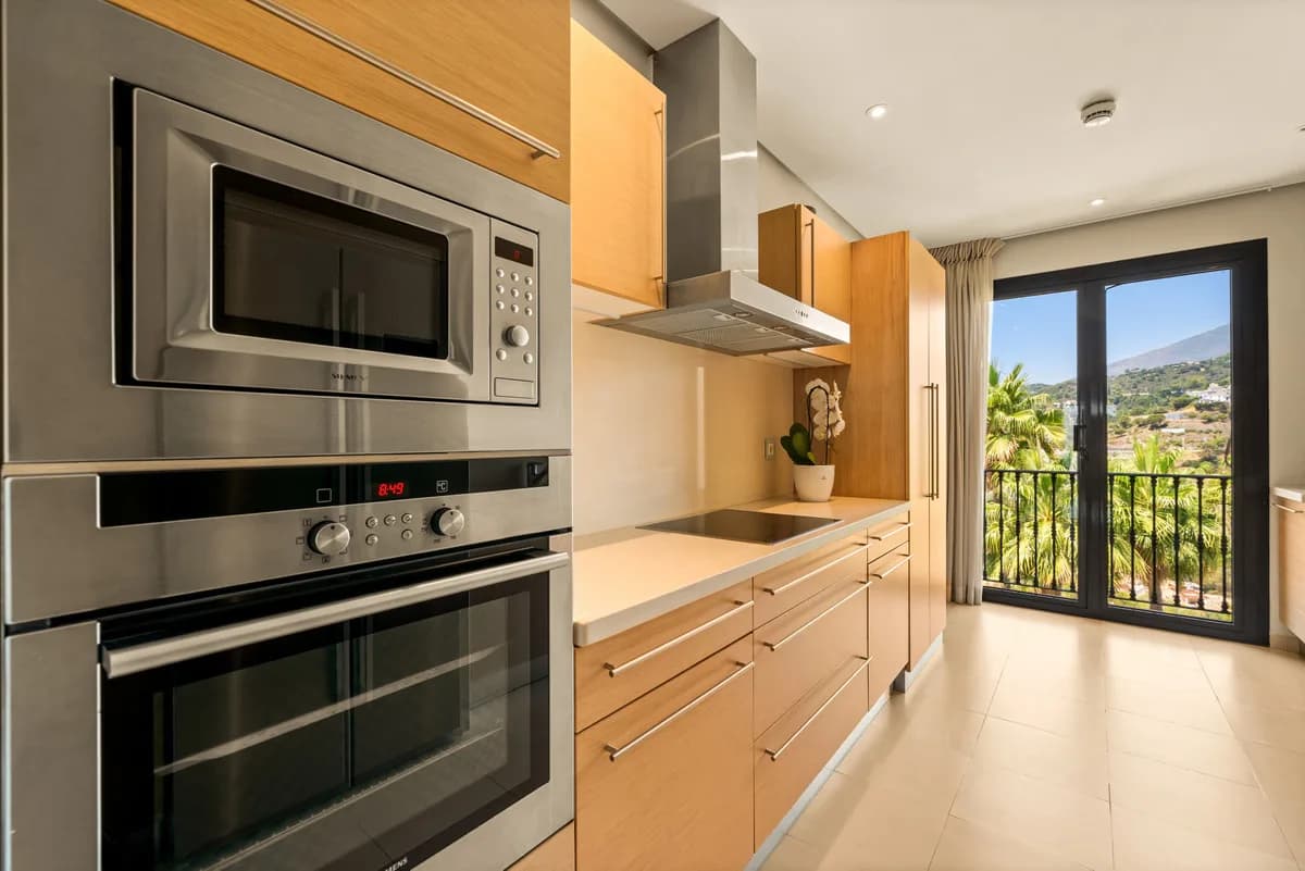 2 Bedroom Middle Floor Apartment for Sale in La Quinta, Málaga - Image 8