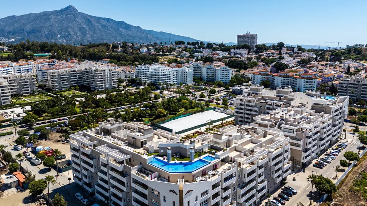 3 Bedroom Middle Floor Apartment for Sale in Nueva Andalucía, Málaga