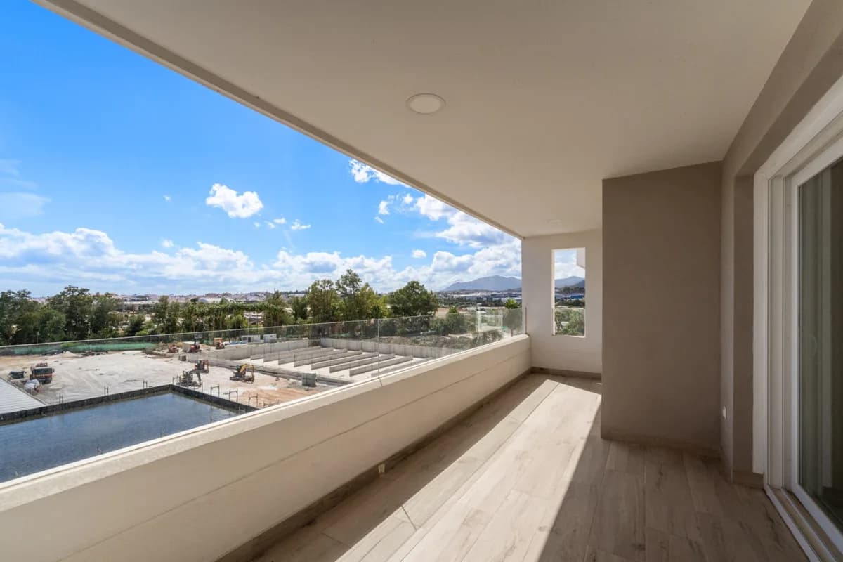 3 Bedroom Middle Floor Apartment for Sale in Nueva Andalucía, Málaga - Image 2