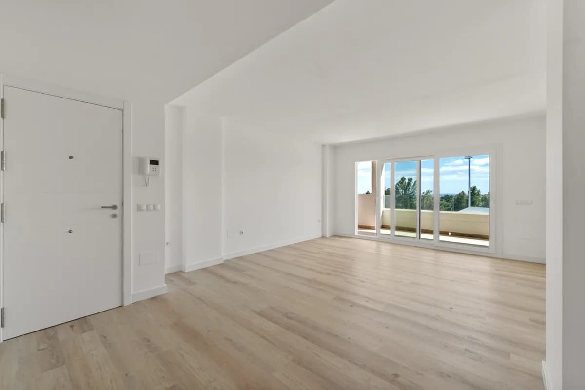 3 Bedroom Middle Floor Apartment for Sale in Nueva Andalucía, Málaga - Image 3
