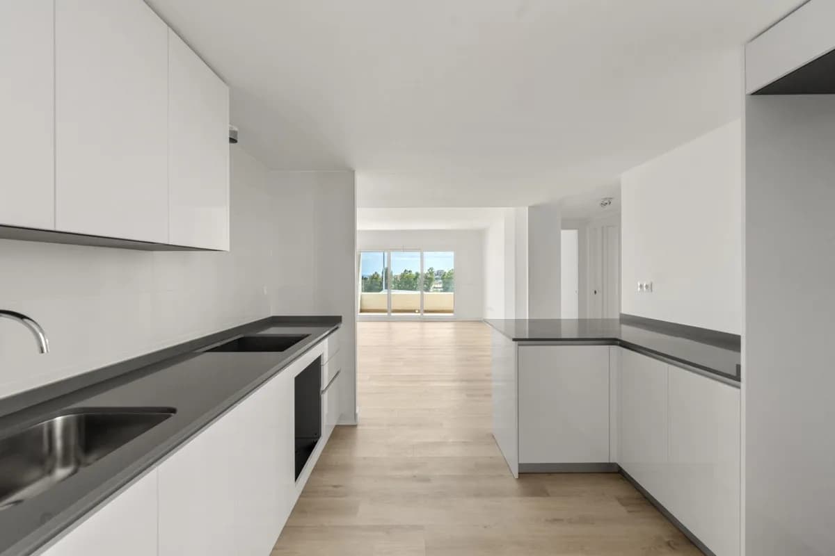 3 Bedroom Middle Floor Apartment for Sale in Nueva Andalucía, Málaga - Image 5