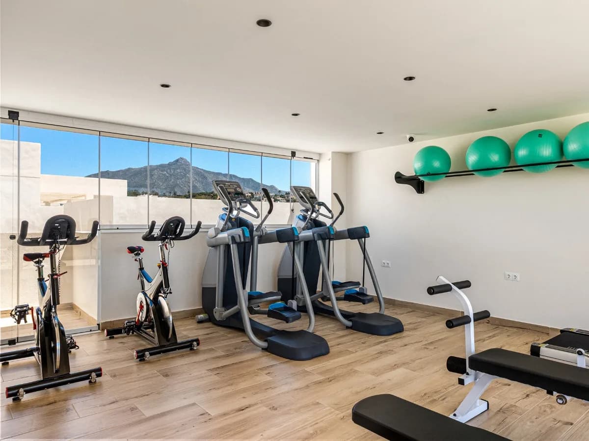 3 Bedroom Middle Floor Apartment for Sale in Nueva Andalucía, Málaga - Image 6