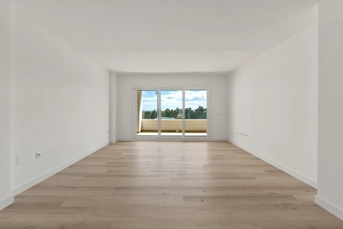 3 Bedroom Middle Floor Apartment for Sale in Nueva Andalucía, Málaga - Image 7